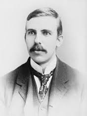 Năm 1911, Rutherford đã tìm ra hạt nhân nguyên tử, năm 1918 đã khám phá ra hạt proton